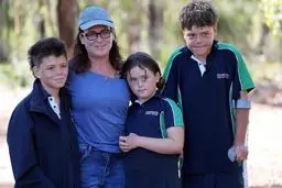 نوجوانی چهار ساعت شنا کرد تا  خانواده‌اش را نجات دهد