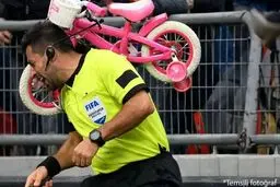 فوتبال عجیب ترکیه | پرتاب دوچرخه به سر کمک‌داور!