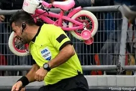 فوتبال عجیب ترکیه | پرتاب دوچرخه به سر کمک‌داور!