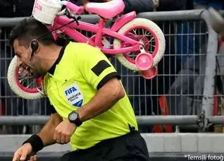 فوتبال عجیب ترکیه | پرتاب دوچرخه به سر کمک‌داور!