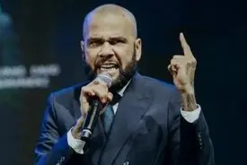 اولین خطابه دنی آلوز | بازیکن فوتبالی که با اتهام تجاوز، کشیش شد