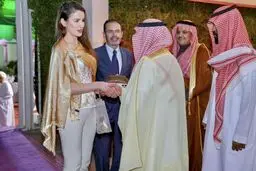 جنجال  لباس خانم سفیر در مراسم افطار