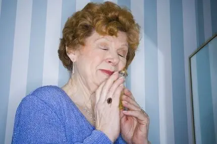 آیا واقعا با افزایش سن بوی بدن تغییر می‌کند؟ | راز «بوی پیری» چیست؟