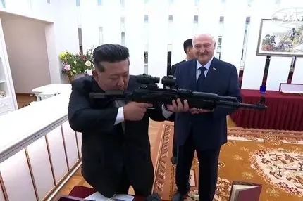 ذوق زدگی کیم جون اون از هدیه متفاوت | یک تفنگ خودکار برای روز مبادا