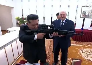 ذوق زدگی کیم جون اون از هدیه متفاوت | یک تفنگ خودکار برای روز مبادا