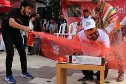 در مسابقات فلفل‌خوری، آتش‌نشانی یک نفر را خاموش کرد | عکس