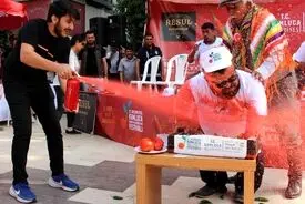 در مسابقات فلفل‌خوری، آتش‌نشانی یک نفر را خاموش کرد | عکس