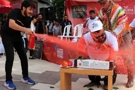 در مسابقات فلفل‌خوری، آتش‌نشانی یک نفر را خاموش کرد | عکس