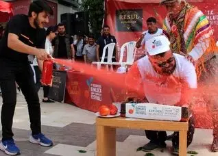 در مسابقات فلفل‌خوری، آتش‌نشانی یک نفر را خاموش کرد | عکس