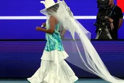 لباس عجیب تنیسور زن ژاپنی | عروس دریایی پشت تور