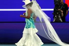 لباس عجیب تنیسور زن ژاپنی | عروس دریایی پشت تور