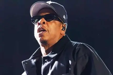 زنی که خواننده مشهور را به تجاوز متهم کرده بود می‌گوید دروغ گفته! 