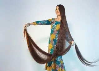 زنی با موهای ۲.۷ متری رکورد گینس را شکست | عکس