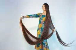 زنی با موهای ۲.۷ متری رکورد گینس را شکست | عکس