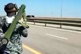 شلیک به پهپاد با دوش پرتاب کنار اتوبان با شلوارک! | ببینید
