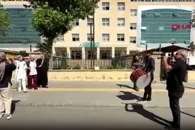 جشن طلاق با ساز و دهل جلوی دادگاه خانواده 