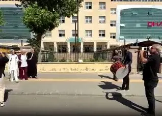 جشن طلاق با ساز و دهل جلوی دادگاه خانواده 