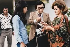 پوران در حضور گوگوش به سردبیر مجله امضا می‌دهد 