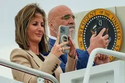 «پرنسس تاریکی»؛ زن مرموزی که صندوق مالی ترامپ را پُر می‌کند | مردیث اورورک، شَرخر کاخ سفید کیست؟ 