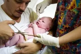 چالش بندناف نوزاد؛ نگه داریم یا نه؟ 