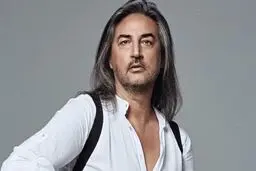 خواننده مشهور در بازار دستفروشِ لیف حمام شد! | عکس 