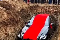 خودروی لوکس متوفی همراه با جنازه دفن شد! | نمایشی افراطی از ثروت