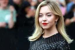 خیانت سیدنی سوینی به نامزدش ا پای یک فوتبالیست مشهور در میان است