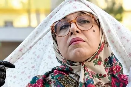 لباس زنانه به تن مردان؛ روشی که انگار خوب می‌خنداند | «خانوم والده» رکورد زد!