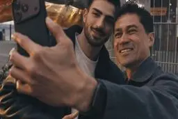 چرا گردشگران برای عکس با یک دستفروش خیابانی صف می‌بندند؟