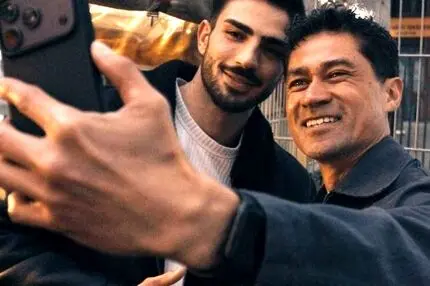 چرا گردشگران برای عکس با یک دستفروش خیابانی صف می‌بندند؟