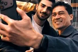 چرا گردشگران برای عکس با یک دستفروش خیابانی صف می‌بندند؟