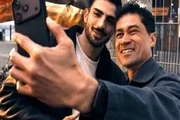 چرا گردشگران برای عکس با یک دستفروش خیابانی صف می‌بندند؟
