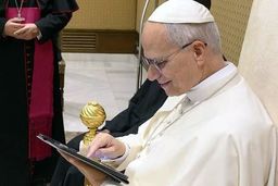 پاپ لئو ساعت سه صبح در اینترنت چه می‌کند؟!