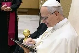 پاپ لئو ساعت سه صبح در اینترنت چه می‌کند؟!