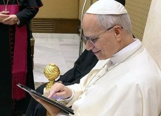 پاپ لئو ساعت سه صبح در اینترنت چه می‌کند؟!