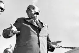  امیرعباس هویدا؛ ارکیده، کروات، پیپ و دو گلوله! 