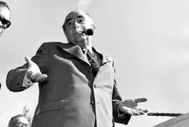  امیرعباس هویدا؛ ارکیده، کروات، پیپ و دو گلوله! 