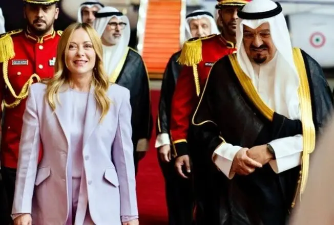 ذوق‌زدگی عجیب امیر کویت هنگام دیدار با جورجیا ملونی | ببینید