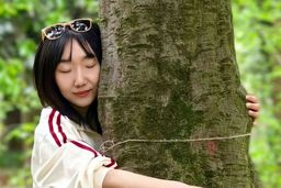 ترند تازه در فضای مجازی | درخت را در آغوش بگیر!