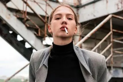 بازیگر مشهور در عروسی‌اش سیگار پخش می‌کند | چرا نسل زد اینقدر به سیگار علاقه دارد؟