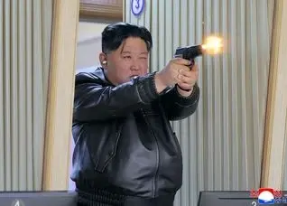 جیمز باند تپل! | تصویر عجیب کیم جون اون در حال شلیک با اسلحه