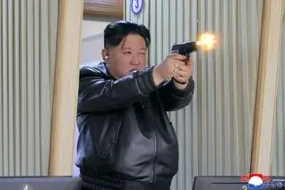 جیمز باند تپل! | تصویر عجیب کیم جون اون در حال شلیک با اسلحه