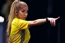 کارت قرمز به پیشنهادات بی‌شرمانه | چالش‌های زیباترین داور فوتبال جهان | مانوئلا نیکولوسی کیست؟