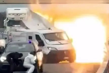 بستن جاده، تیراندازی و انفجار | سرقت هالیوودی از خودروی حمل پول