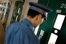 جرم برای بقا | داستان سالمندانی که عمداً به زندان می‌روند