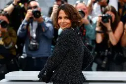 معمای برهنگی روی فرش قرمز کن