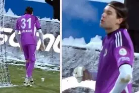 دروازه‌بان سردش شد، وسط بازی چای خورد 