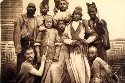 منتقدی در لباس دلقک؛ پای کریم شیره‌ای چطور به دربار ناصرالدین شاه باز شد؟