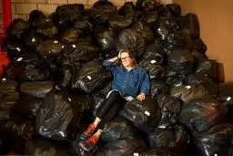 جنبش لباس‌های کهنه | معترضانی که لباس‌های فرسوده را به فروشگاه‌ها پست می‌کنند