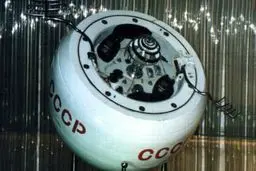 یک فضاپیمای دوران شوروی دارد به زمین سقوط می‌کند!